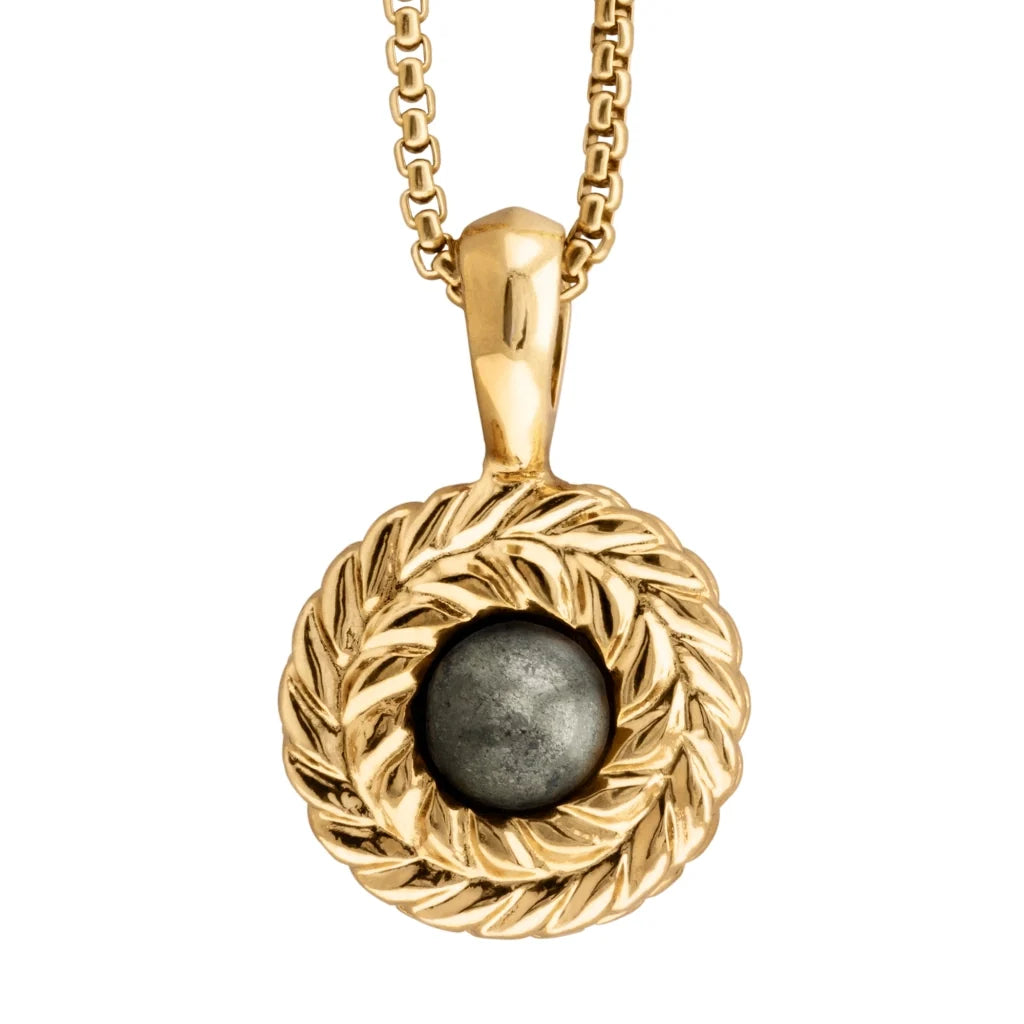 Collar de 33cm con piedra de 8mm, con dije de laurel y cadena en baño de oro de 22K - Joyería y bisutería fina