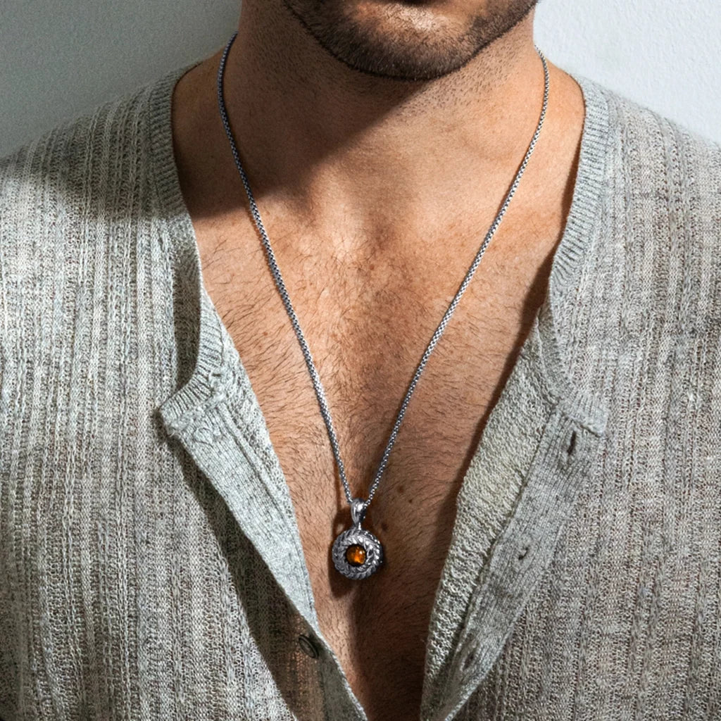 Collar de 33cm con piedra de 8mm, con dije de laurel y cadena en baño de rodio - Joyería y bisutería fina