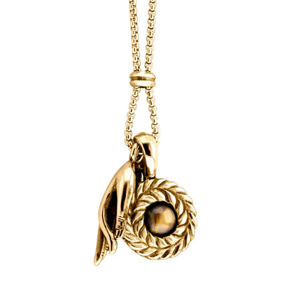 Collar de 62cm con piedra de 8mm, con dije de mano mudra, laurel y cadena en baño de oro de 22K - Joyería y bisutería fina