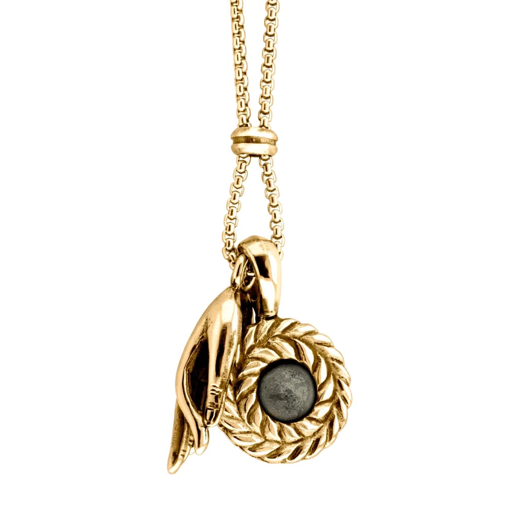 Collar de 62cm con piedra de 8mm, con dije de mano mudra, laurel y cadena en baño de oro de 22K - Joyería y bisutería fina