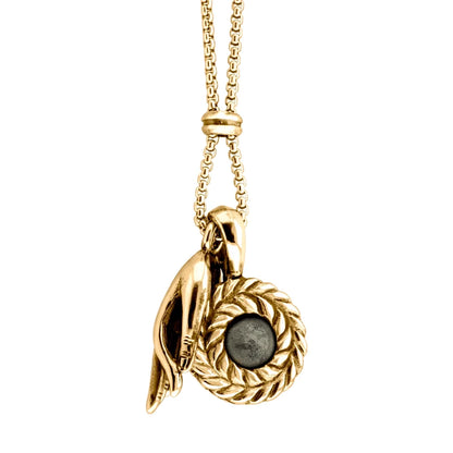 Collar de 62cm con piedra de 8mm, con dije de mano mudra, laurel y cadena en baño de oro de 22K - Joyería y bisutería fina
