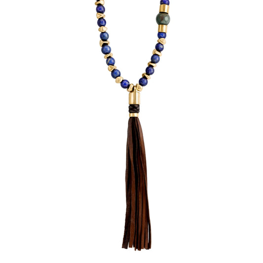 Collar elaborado con piedras de 8mm, intercaladas con semillas doradas, borla de piel de borrego de 15cm - Joyería y bisutería fina