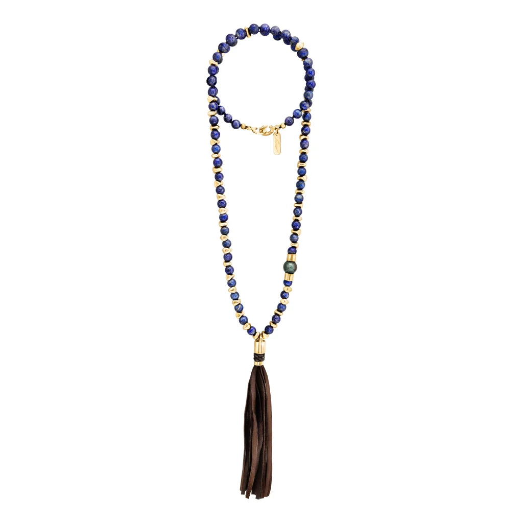 Collar elaborado con piedras de 8mm, intercaladas con semillas doradas, borla de piel de borrego de 15cm - Joyería y bisutería fina