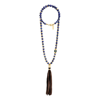 Collar elaborado con piedras de 8mm, intercaladas con semillas doradas, borla de piel de borrego de 15cm - Joyería y bisutería fina