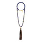 Collar elaborado con piedras de 8mm, intercaladas con semillas doradas, borla de piel de borrego de 15cm - Joyería y bisutería fina