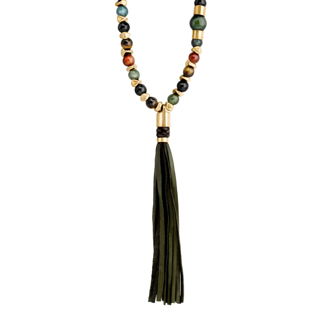 Collar elaborado con piedras de 8mm, intercaladas con semillas doradas, borla de piel de borrego de 15cm - Joyería y bisutería fina