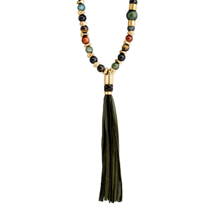 Collar elaborado con piedras de 8mm, intercaladas con semillas doradas, borla de piel de borrego de 15cm - Joyería y bisutería fina