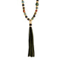 Collar elaborado con piedras de 8mm, intercaladas con semillas doradas, borla de piel de borrego de 15cm - Joyería y bisutería fina