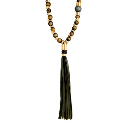 Collar elaborado con piedras de 8mm, intercaladas con semillas doradas, borla de piel de borrego de 15cm - Joyería y bisutería fina