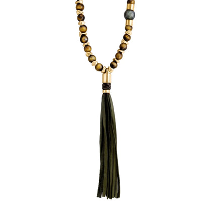 Collar elaborado con piedras de 8mm, intercaladas con semillas doradas, borla de piel de borrego de 15cm - Joyería y bisutería fina