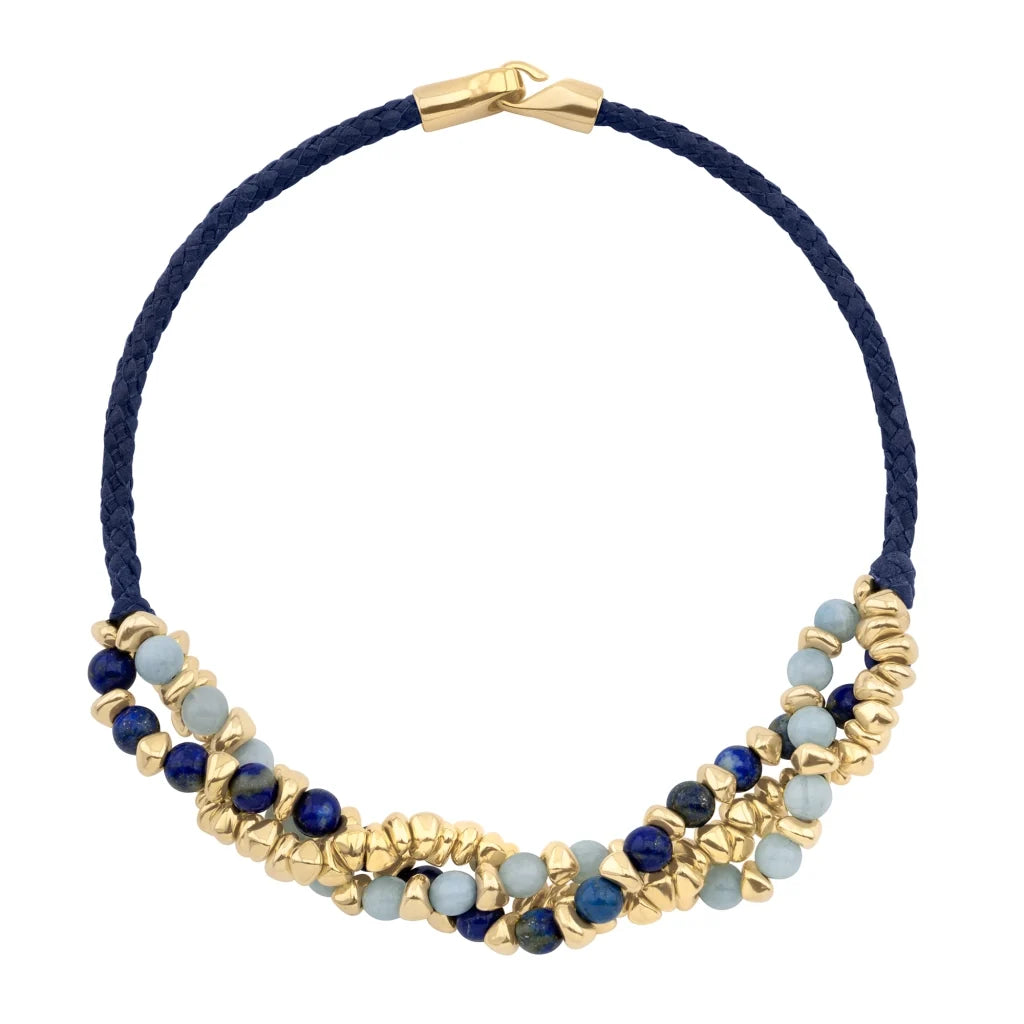 Collar de 58cm de piel natural de borrego en trenza redonda de 4 hilos, con piedras semipreciosas 8mm, con semillas en baño de oro de 22K - Joyería y bisutería fina