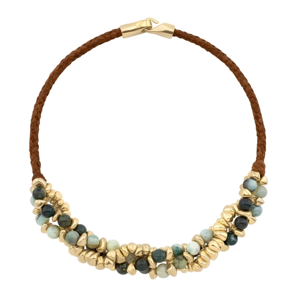 Collar de 58cm de piel natural de borrego en trenza redonda de 4 hilos, con piedras semipreciosas 8mm, con semillas en baño de oro de 22K - Joyería y bisutería fina