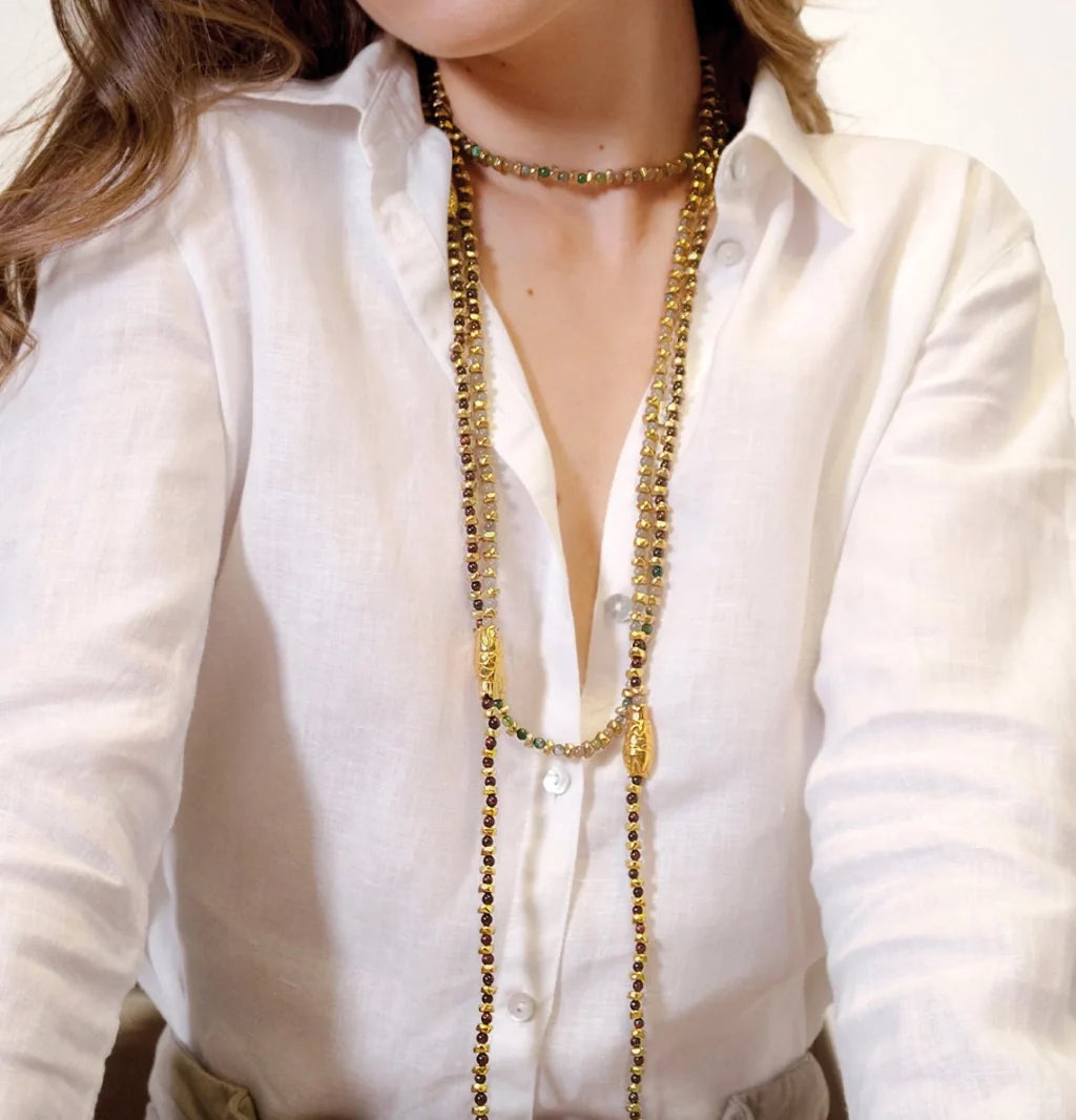 Collar corbatín con piedras de 4mm, con mini semillas y 3 peces koi dorados - Joyería y bisutería fina