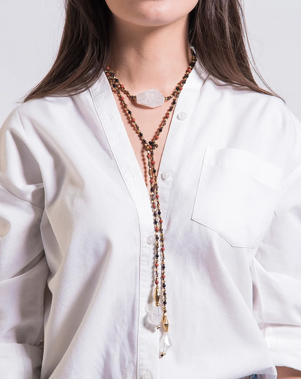 Collar corbatín con piedras de 4mm, 3 cuarzos blancos chunky, con mini cubos dorados - Joyería y bisutería fina
