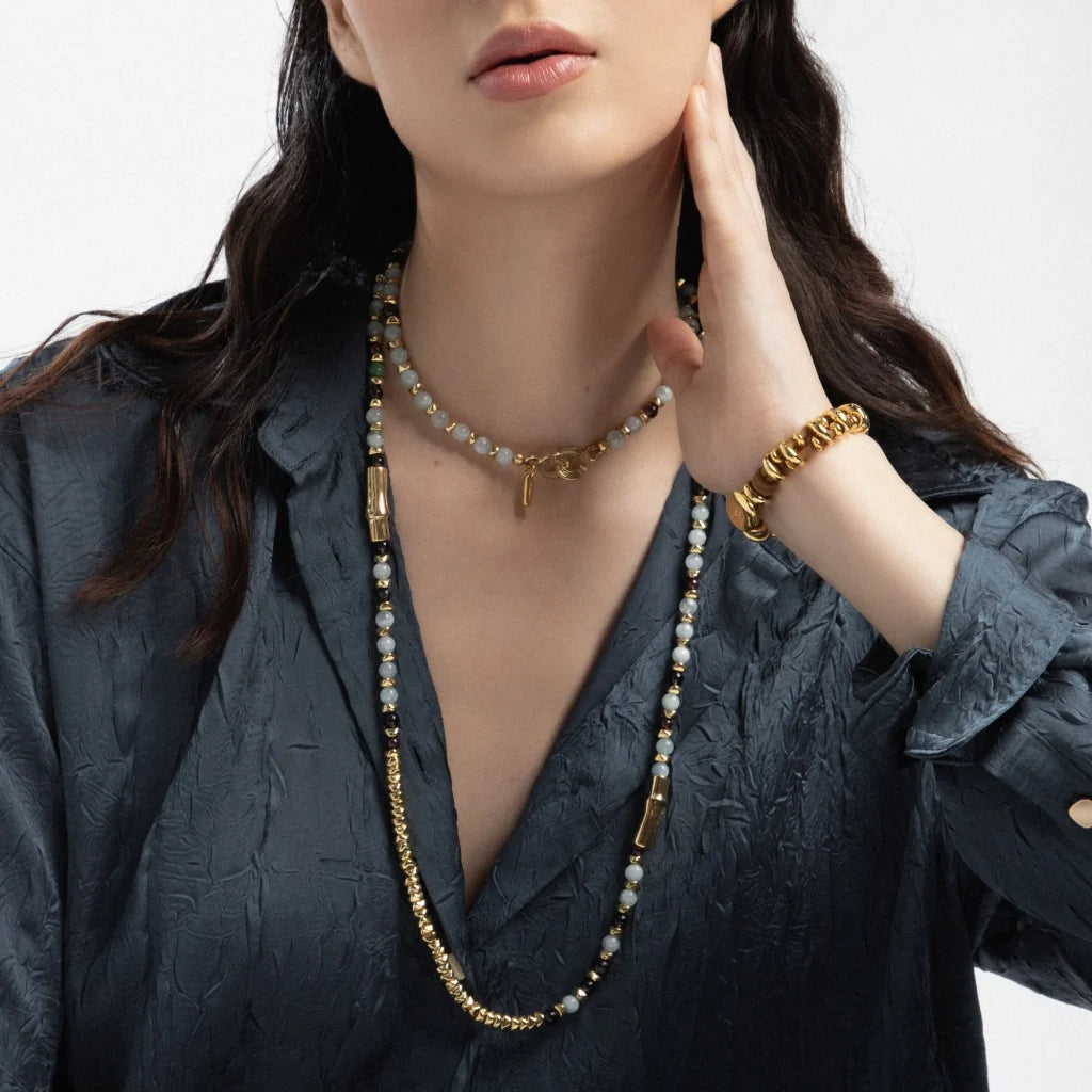 Collar de 114cm, en baño de oro 22K, con secuencias de piedras de 6mm y cuatro piezas con forma de bambú - Joyería y bisutería fina