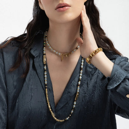 Collar de 114cm, en baño de oro 22K, con secuencias de piedras de 6mm y cuatro piezas con forma de bambú - Joyería y bisutería fina