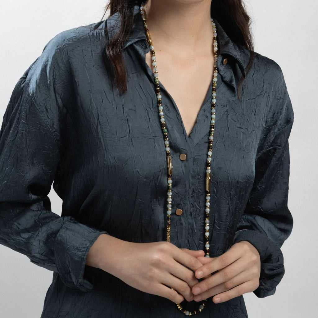 Collar de 114cm, en baño de oro 22K, con secuencias de piedras de 6mm y cuatro piezas con forma de bambú - Joyería y bisutería fina
