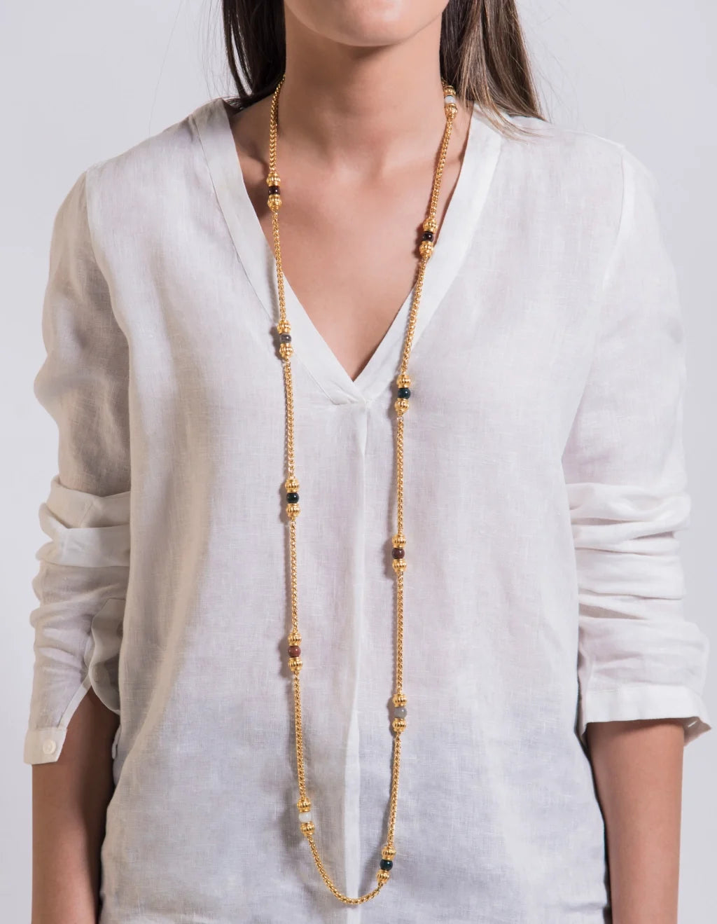 Collar de 62.5cm, con piedras de 6mm, con coronas y cadena de torzal dorada - Joyería y bisutería fina