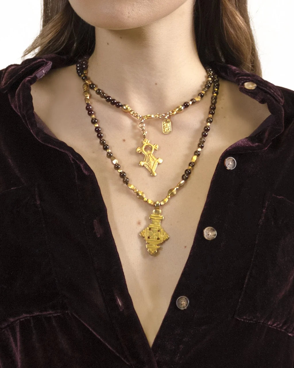 Collar de 112cm en baño de oro 22K, con una composición de piedras de 6mm y cuentas doradas, complementando un dije de cruz africana barroca - Joyería y bisutería fina
