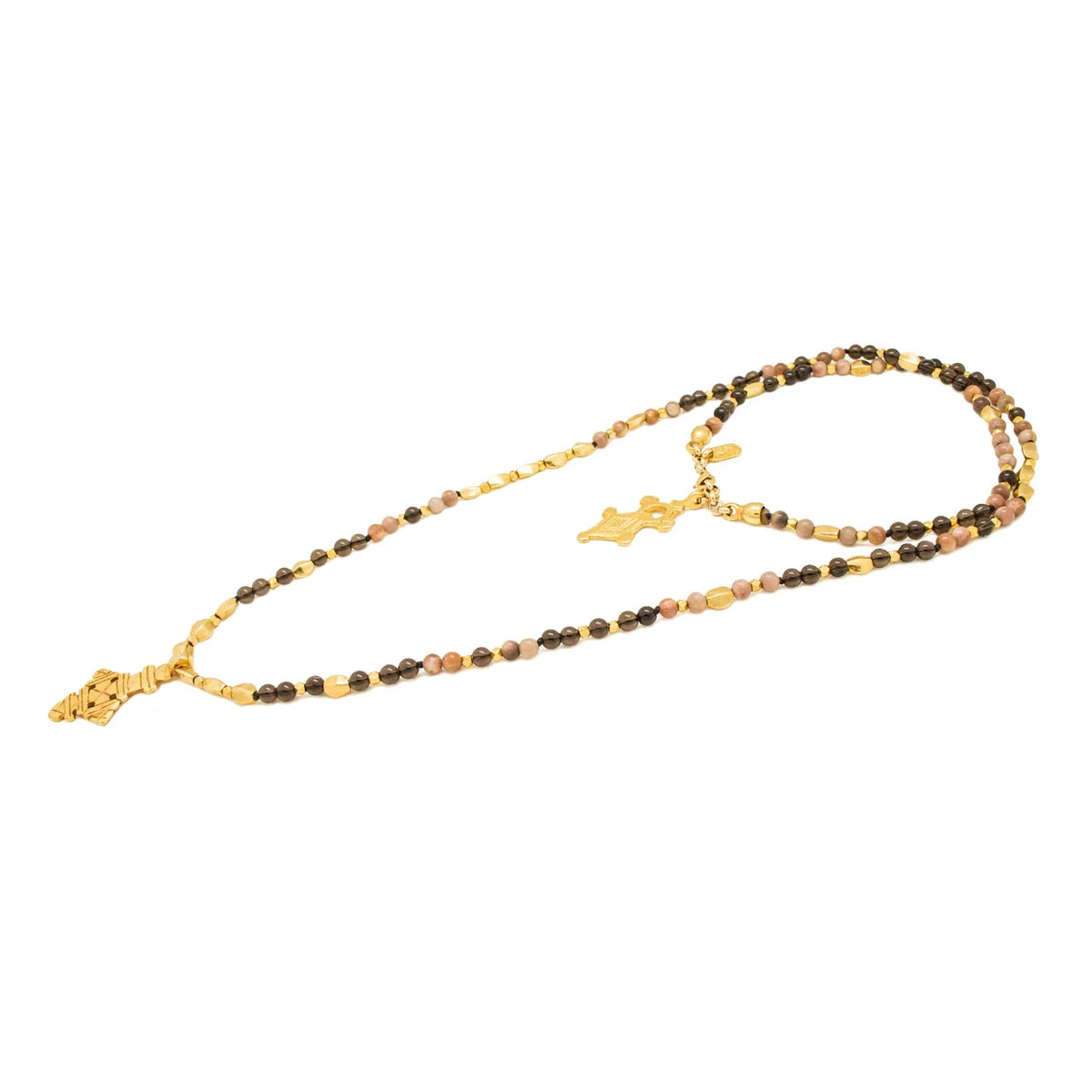 Collar de 112cm en baño de oro 22K, con una composición de piedras de 6mm y cuentas doradas, complementando un dije de cruz africana barroca - Joyería y bisutería fina