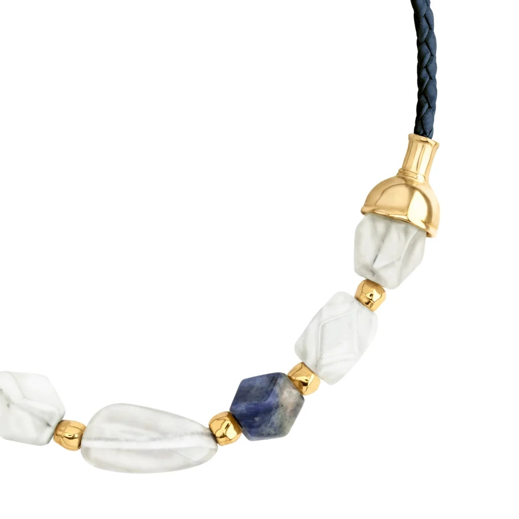 Collar de 23cm con cuentas geométricas, con 6 cuarzos, copas doradas y trenza de 4 hilos en piel natural de borrego - Joyería y bisutería fina