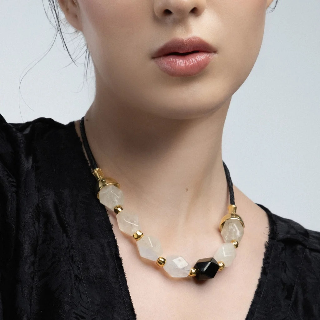 Collar de 23cm con cuentas geométricas, con 6 cuarzos, copas doradas y trenza de 4 hilos en piel natural de borrego - Joyería y bisutería fina