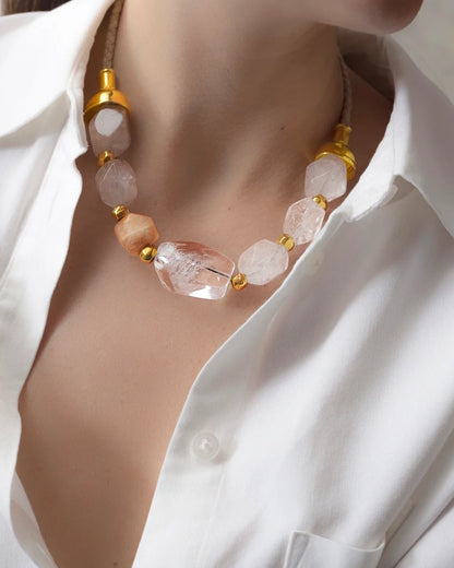 Collar de 23cm con cuentas geométricas, con 6 cuarzos, copas doradas y trenza de 4 hilos en piel natural de borrego - Joyería y bisutería fina