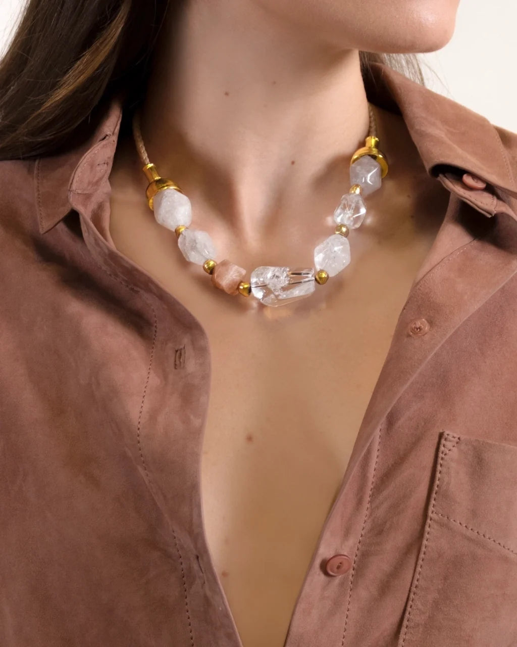 Collar de 23cm con cuentas geométricas, con 6 cuarzos, copas doradas y trenza de 4 hilos en piel natural de borrego - Joyería y bisutería fina