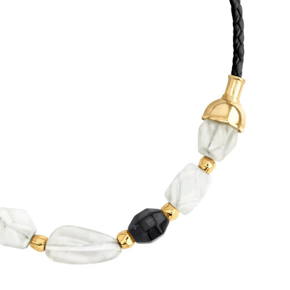 Collar de 23cm con cuentas geométricas, con 6 cuarzos, copas doradas y trenza de 4 hilos en piel natural de borrego - Joyería y bisutería fina