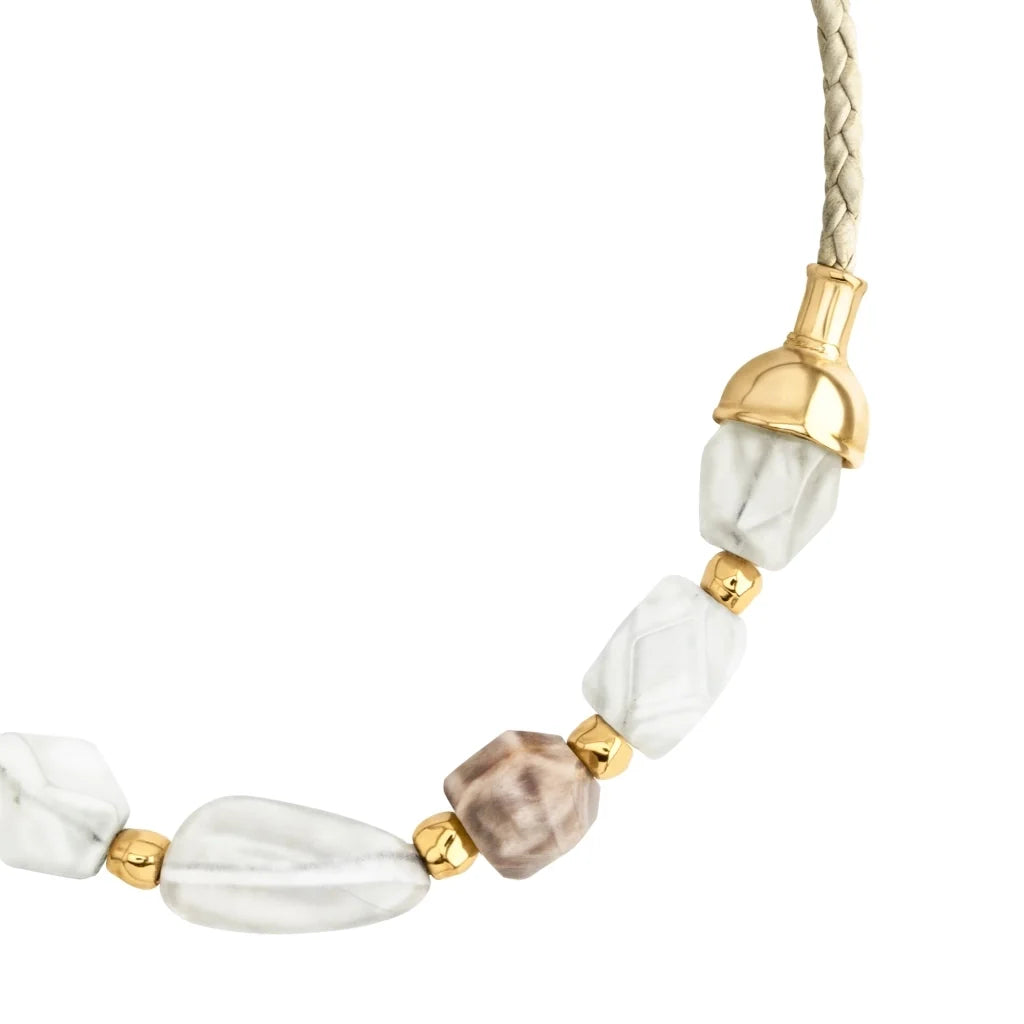 Collar de 23cm con cuentas geométricas, con 6 cuarzos, copas doradas y trenza de 4 hilos en piel natural de borrego - Joyería y bisutería fina