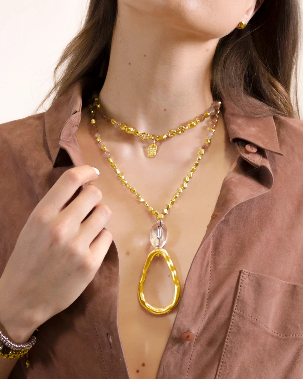 Collar de 52cm, con cuarzos, piedra natural, cuentas facetadas y dije en baño de oro 22K - Joyería y bisutería fina