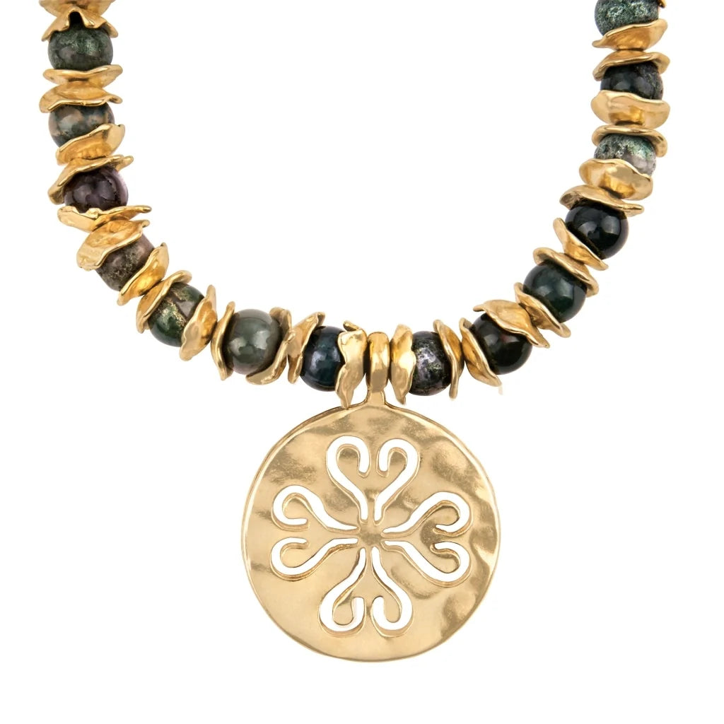 Collar de 26cm con dije con flor de Corso, hojuelas y broche en baño de oro 22K - Joyería y bisutería fina