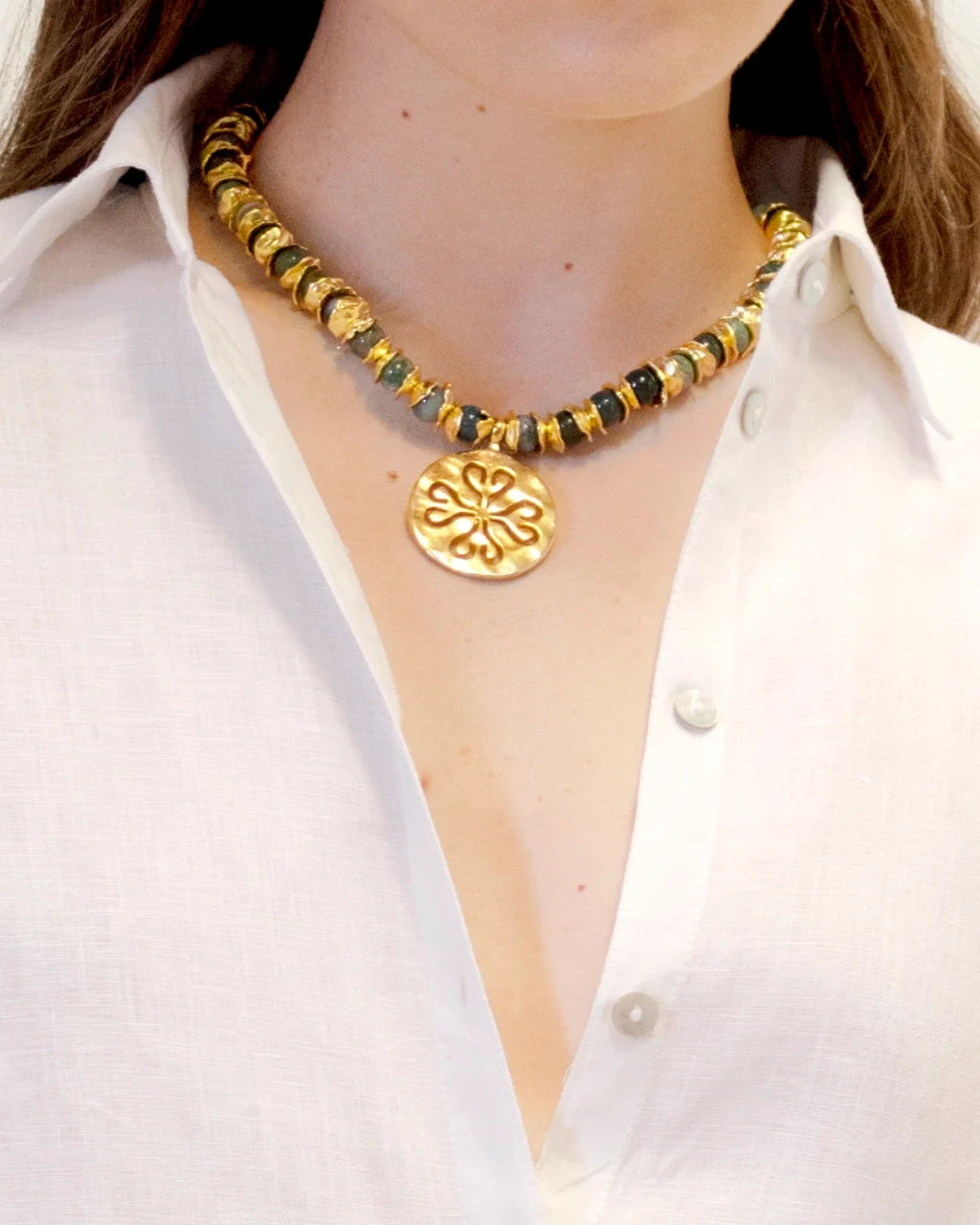 Collar de 26cm con dije con flor de Corso, hojuelas y broche en baño de oro 22K - Joyería y bisutería fina