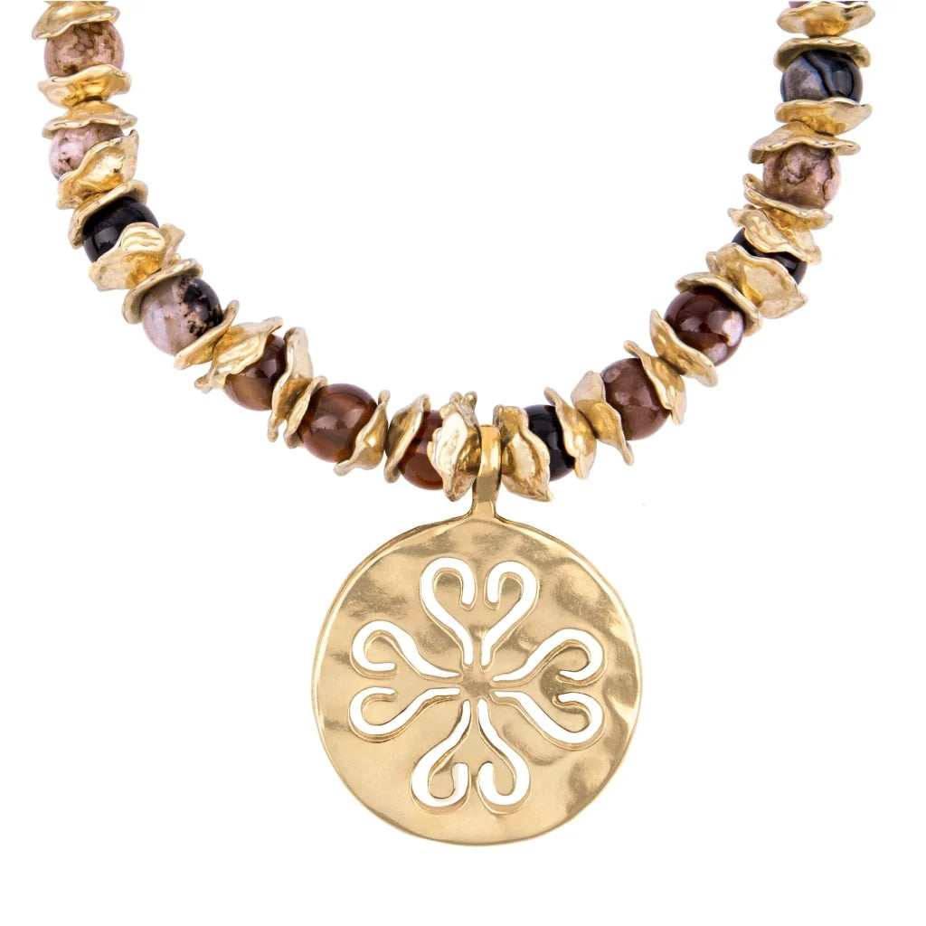Collar de 26cm con dije con flor de Corso, hojuelas y broche en baño de oro 22K - Joyería y bisutería fina