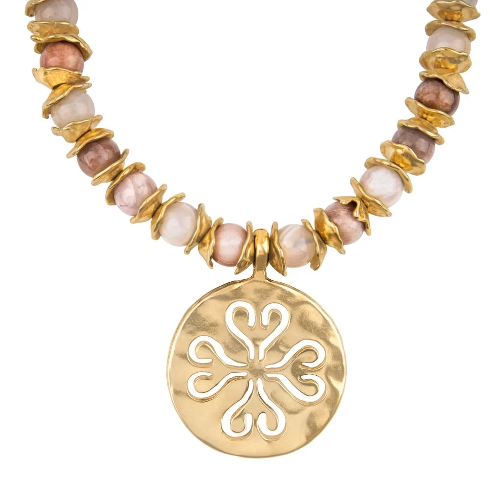 Collar de 26cm con dije con flor de Corso, hojuelas y broche en baño de oro 22K - Joyería y bisutería fina
