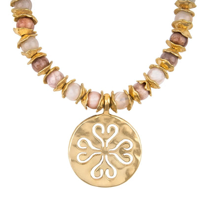 Collar de 26cm con dije con flor de Corso, hojuelas y broche en baño de oro 22K - Joyería y bisutería fina