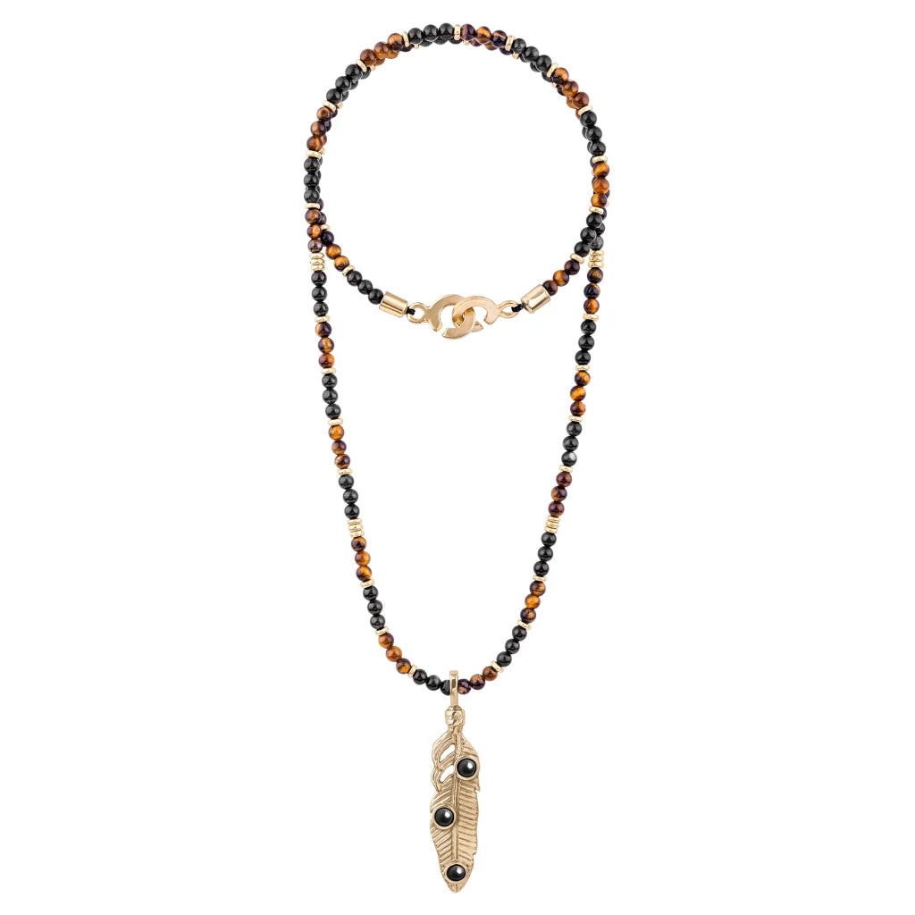 Collar de 39cm con piedras de 4mm, mini donas y dije de pluma en terminado de acero anticado bañado en oro 22k- Joyería y bisutería fina
