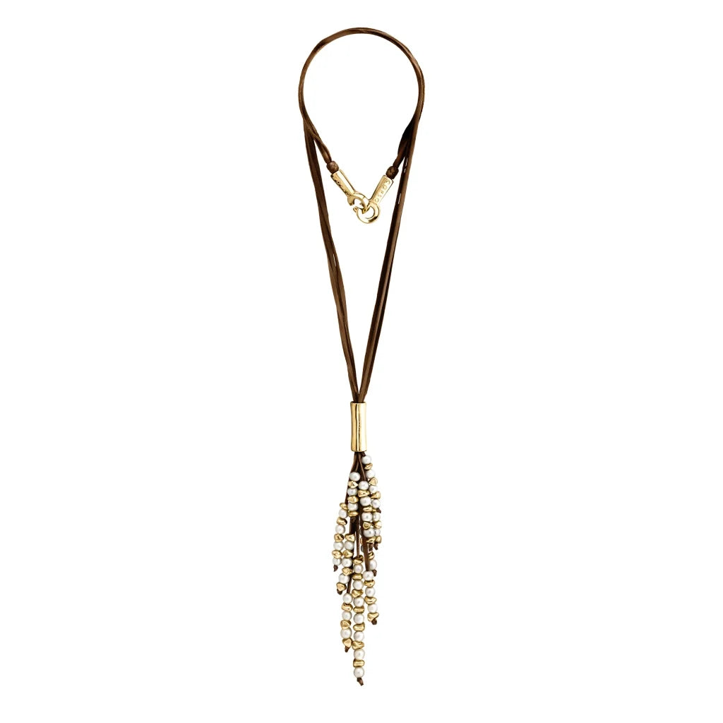 Collar de 63cm de piel natural de borrego, con perlas japones blancas 8-10mm, con 11 hilos de piel y semillas en baño de oro de 22K - Joyería y bisutería fina