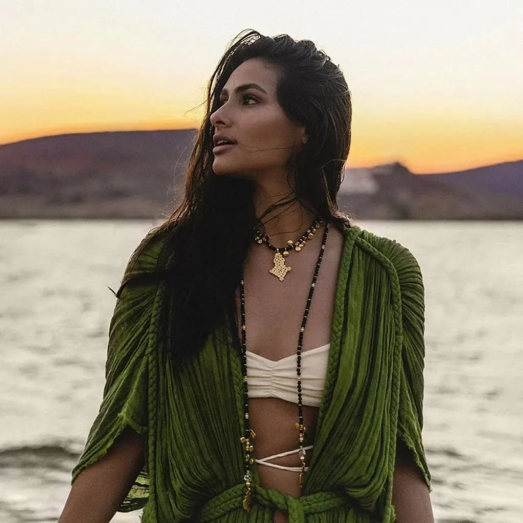 Collar corbatín de 140cm, en baño de oro 22K, con piedras de 4mm y un dije de cruz africana - Joyería y bisutería fina