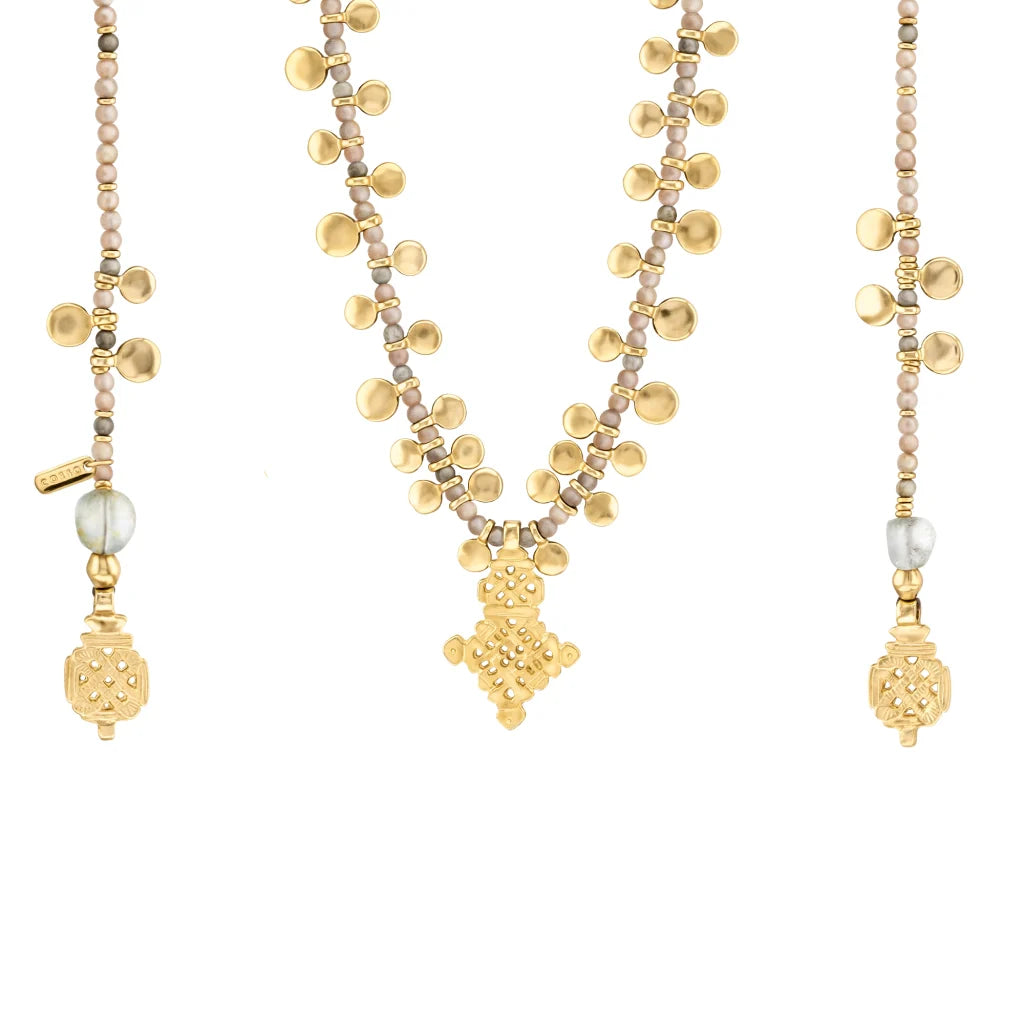 Collar corbatín de 140cm, en baño de oro 22K, con piedras de 4mm y un dije de cruz africana - Joyería y bisutería fina