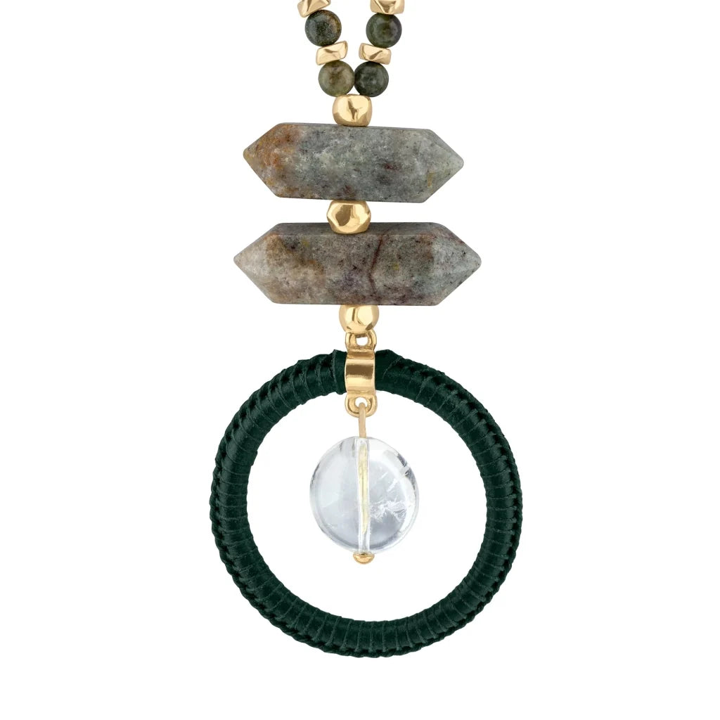 Collar de 49cm, con piedras de 6mm, trenza de 4 hilos de piel natural de borrego, con donas doradas y cuarzo - Joyería y bisutería fina