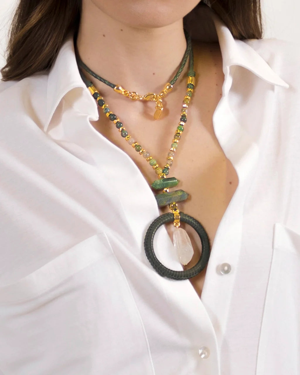 Collar de 49cm, con piedras de 6mm, trenza de 4 hilos de piel natural de borrego, con donas doradas y cuarzo - Joyería y bisutería fina