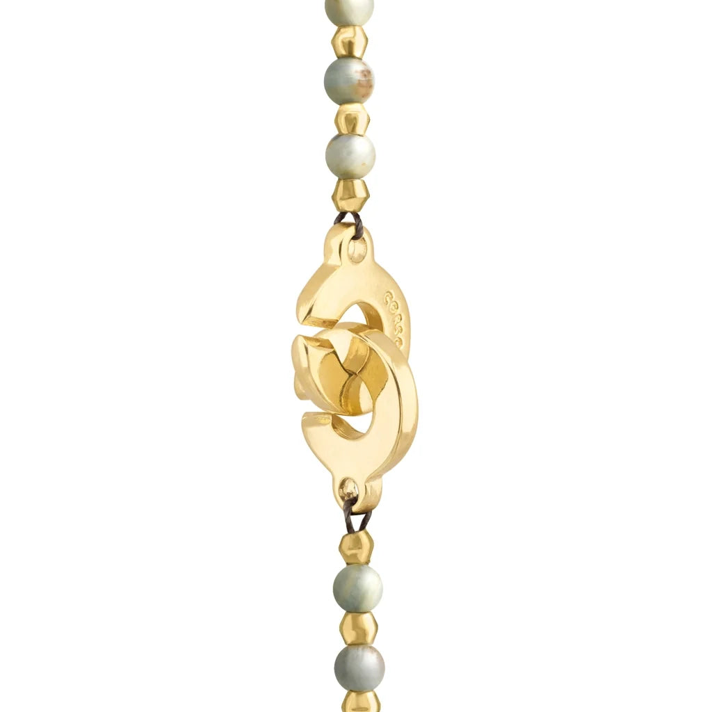Collar de 78.5cm con piedras de calcita agua de 8mm y 6mm, con componentes en baño de oro 22K con un dije de cuarzo pulido - Joyería y bisutería fina
