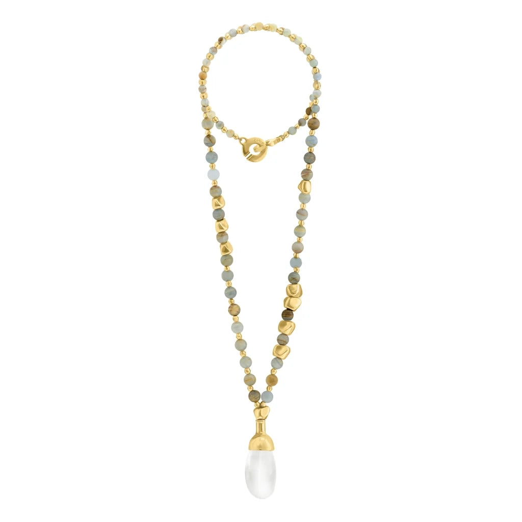 Collar de 78.5cm con piedras de calcita agua de 8mm y 6mm, con componentes en baño de oro 22K con un dije de cuarzo pulido - Joyería y bisutería fina