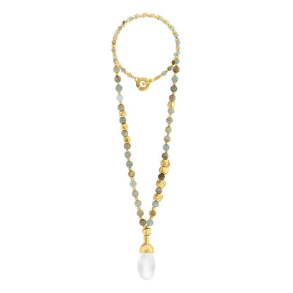 Collar de 78.5cm con piedras de calcita agua de 8mm y 6mm, con componentes en baño de oro 22K con un dije de cuarzo pulido - Joyería y bisutería fina