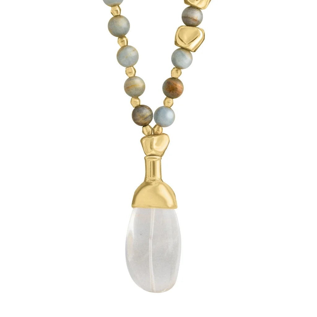 Collar de 78.5cm con piedras de calcita agua de 8mm y 6mm, con componentes en baño de oro 22K con un dije de cuarzo pulido - Joyería y bisutería fina