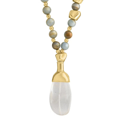 Collar de 78.5cm con piedras de calcita agua de 8mm y 6mm, con componentes en baño de oro 22K con un dije de cuarzo pulido - Joyería y bisutería fina