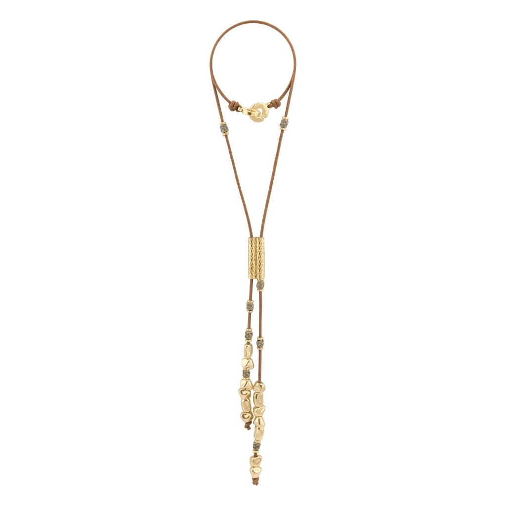 Collar corbatín de 80cm con cordón de piel natural española. con piezas en baño de 22K y nudos franceses en piel natural de borrego - Joyería y bisutería fina
