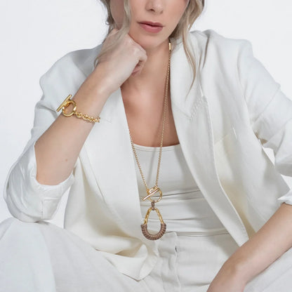 Collar con cadenas y broche omega en baño de oro 22K, con una trenza de cuatro hilos con piel natural de borrego - Joyería y bisutería fina