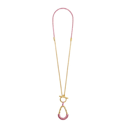 Collar con cadenas y broche omega en baño de oro 22K, con una trenza de cuatro hilos con piel natural de borrego - Joyería y bisutería fina